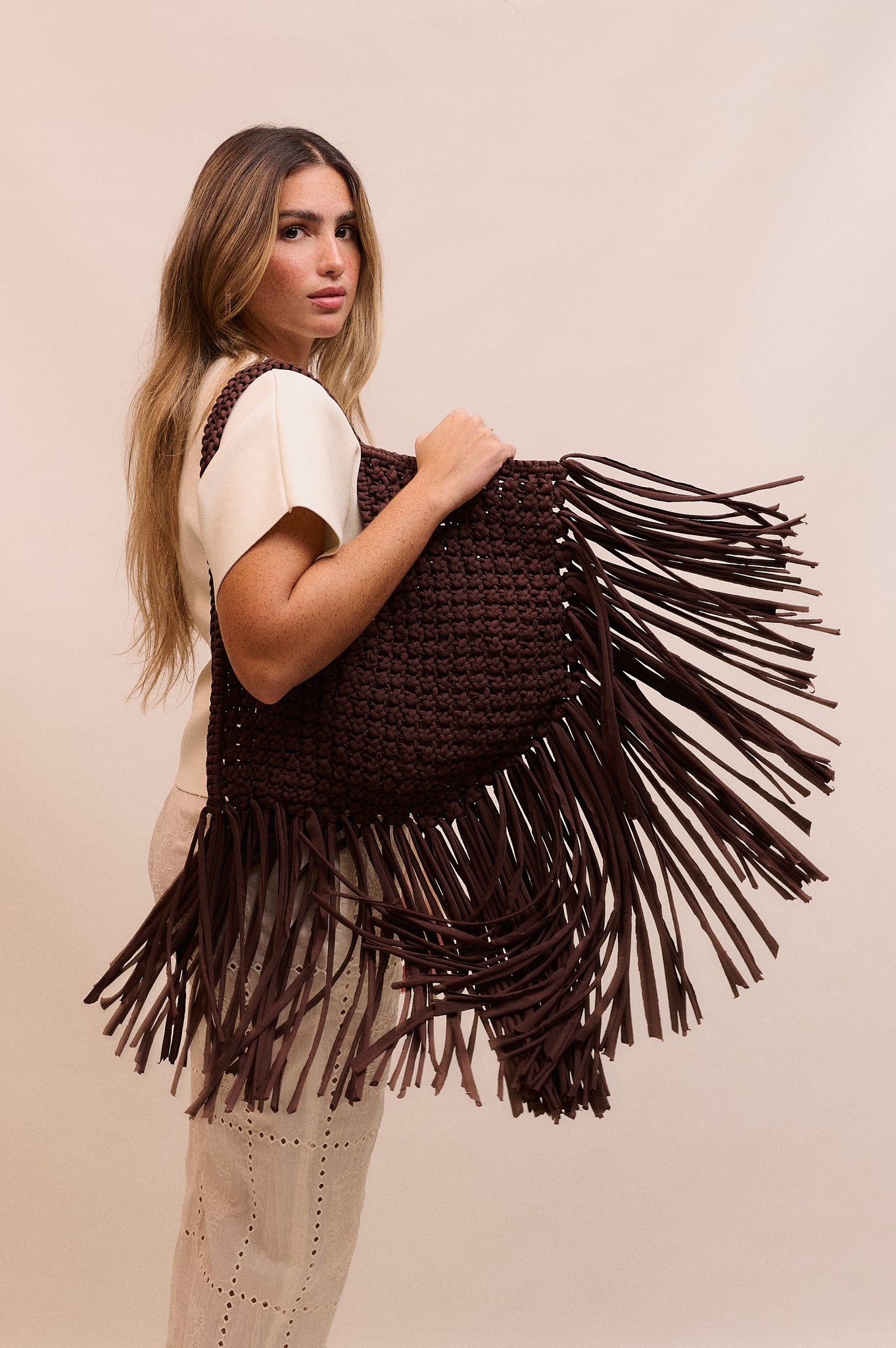 The maxi ikigai tote in chocolate