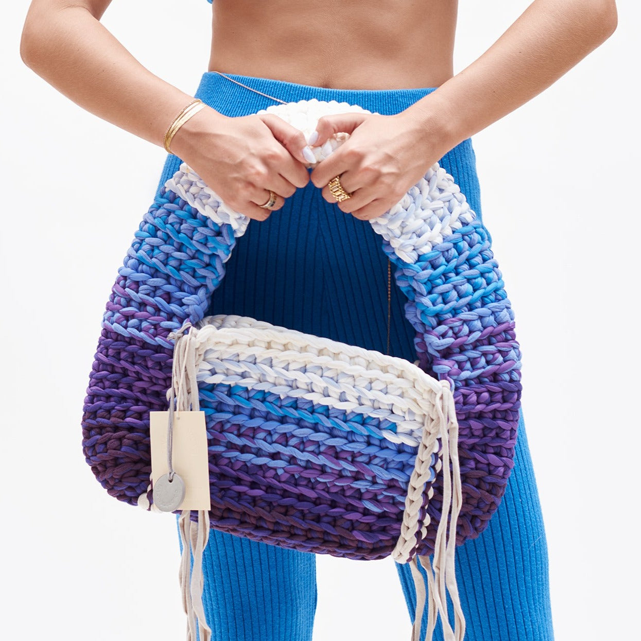The shoulder bag in blue gradient