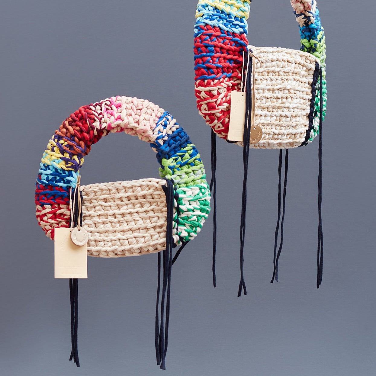 The shoulder bag in colors