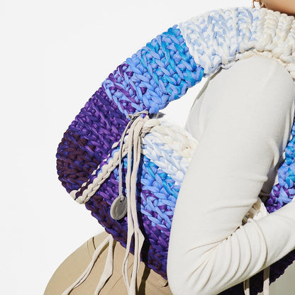 The shoulder bag in blue gradient