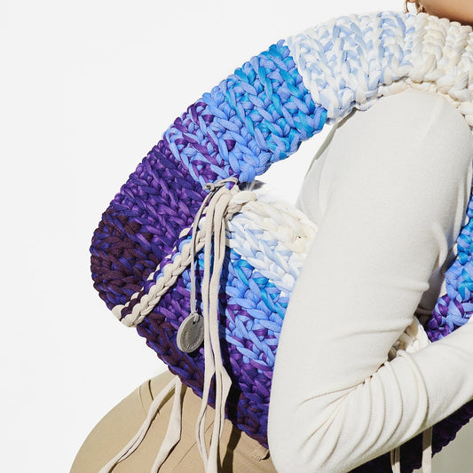 The shoulder bag in blue gradient